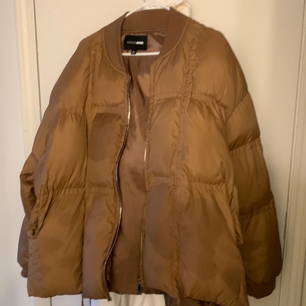 Women brown winter coat never be used